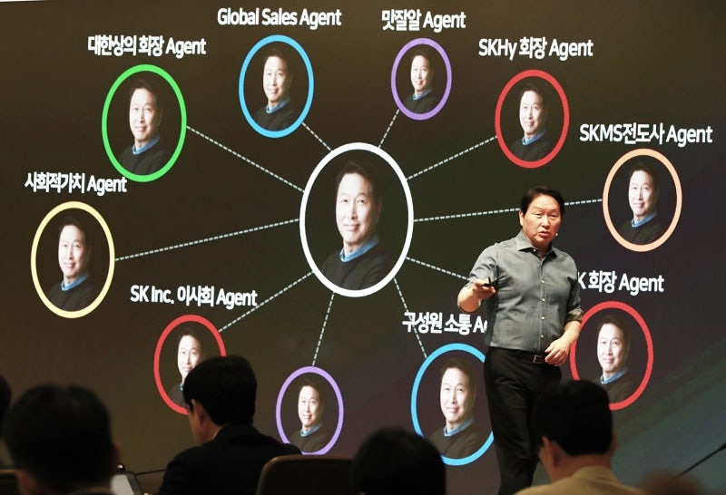최태원 "1인 1 AI 에이전트 도입"...SK, AI 전환 속도전 주문