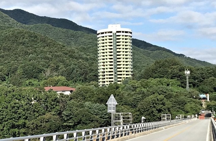 공포 체험 나선 대학생들, 충주 폐리조트 옥상서 30대 남성 시신 발견...경찰, 유서 발견