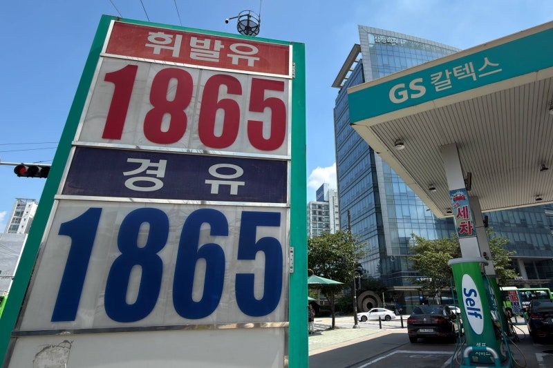 <b>주유소 기름값</b> 12주 연속 <b>하락</b>… 휘발유·경유 1,800원대 유지