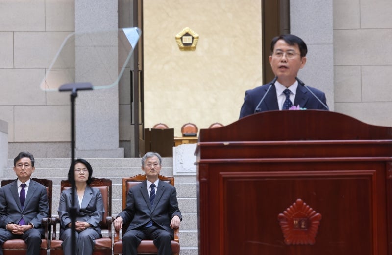 [속보]<b>이흥구 대법관 퇴임</b>…"법원 불신 원인 겸허히 인정…해소 노력해...
