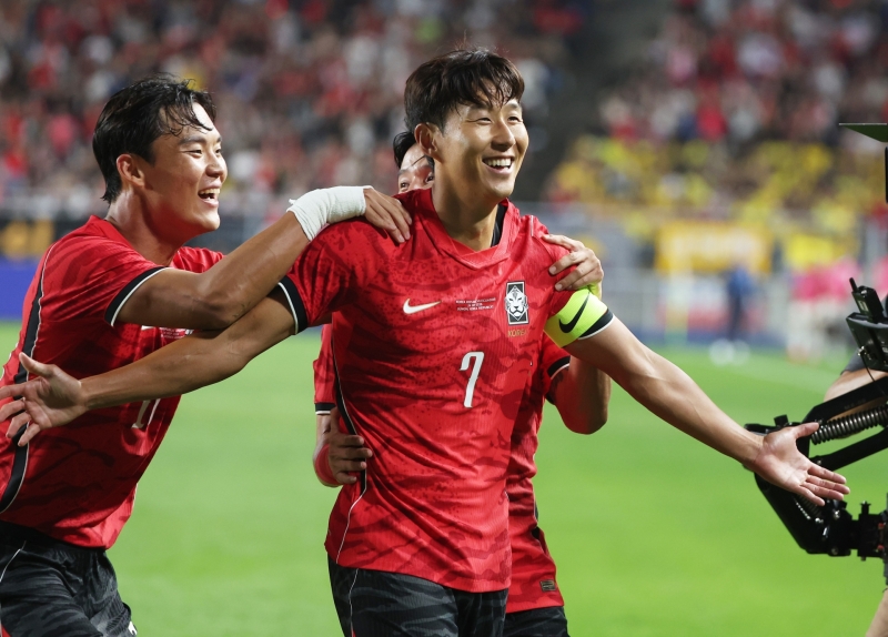 <b>손흥민</b> '<b>환상 프리킥</b>' 승리에 힘 보태...전설까지 '단 1골'