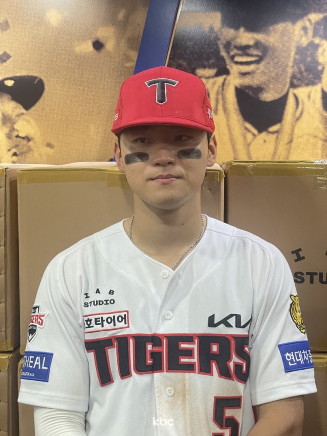 ▲경기 후 취재진과 인터뷰하는 김도영
