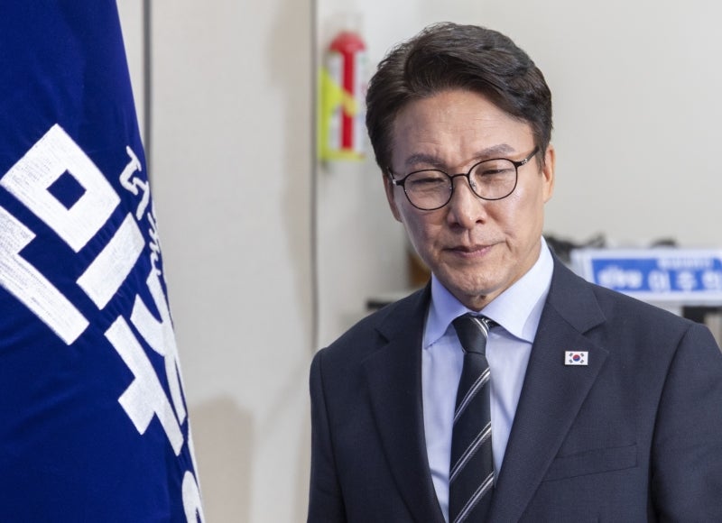 <b>김민석</b>, <b>지역축제</b> 무대인사에 가수 <b>공연 중단</b> '사과'…"갑질 난입"