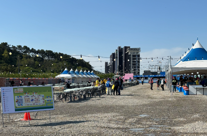 2025 세계라면축제 후기 게시글에 함께 올라온 사진 (사진,'N'포털사이트 축제 후기 갈무리)