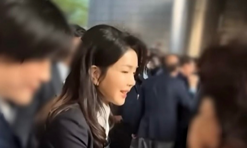 지난달 11일 서울 서초동 사저에 도착한 김건희 여사.(SBS 캡처)
