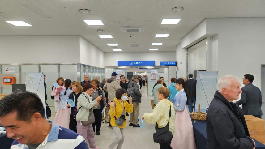 10일,강정항 크루즈터미널 도착장.외국인 관광객들이 입국과 동시에 환대를 받으며‘기항지’의 문턱을 넘고 있다.(제주도청 제공)