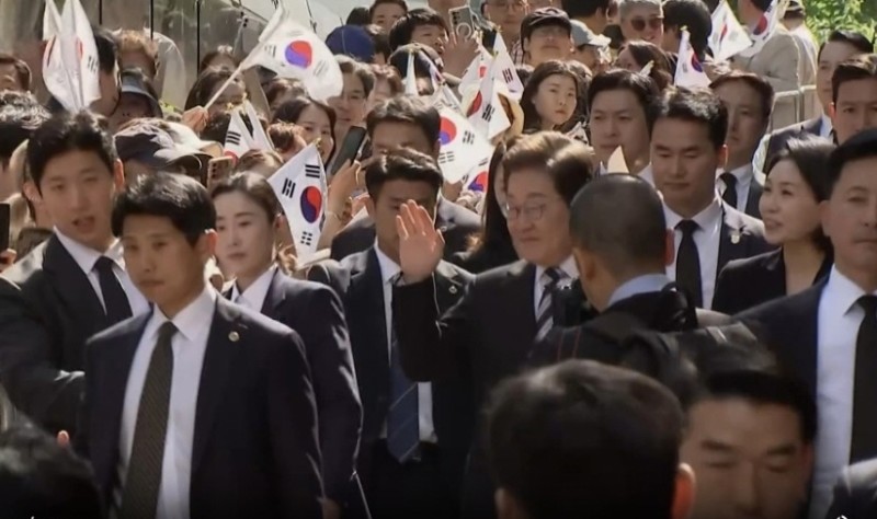 “<b>경호</b>처 아닌 경찰?”.. 이재명 <b>대통령</b>, ‘을호 <b>경호</b>’로 시작한 권력...