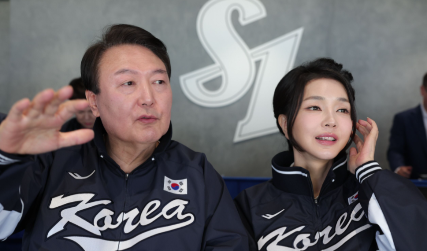 윤석열 前 대통령과 김건희 여사가 지난 2023년 4월 프로야구 개막전을 관람하는 모습 (사진, 대통령실)
