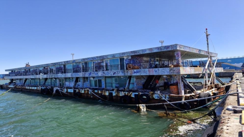 성산포항에 5년간 방치된 해상호텔 선박