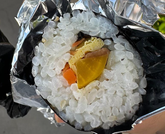 제64회 탐라문화제에서 1줄에 4,000원에 판매된 김밥 (사진, 보배드림)