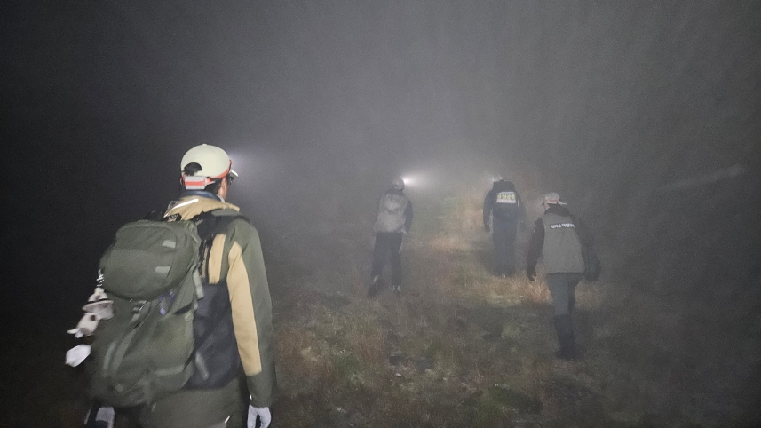 제주도 세계유산본부와 국립공원공단 관계자들이 한라산 내 불법·무질서 행위 합동 단속을 진행하는 모습