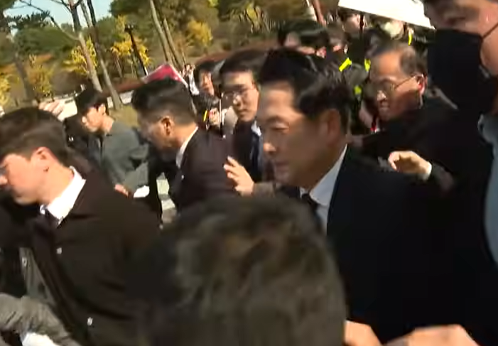 "내란옹호, 물러가라" <b>장동혁</b>, <b>5.18</b>묘지 <b>참배</b>.. 몸싸움 아수라장에 결국...