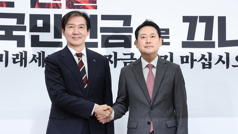<b>조국</b> "尹, 극우와 절연해달라".. 장동혁 "李 잘못에 목소리 내야"