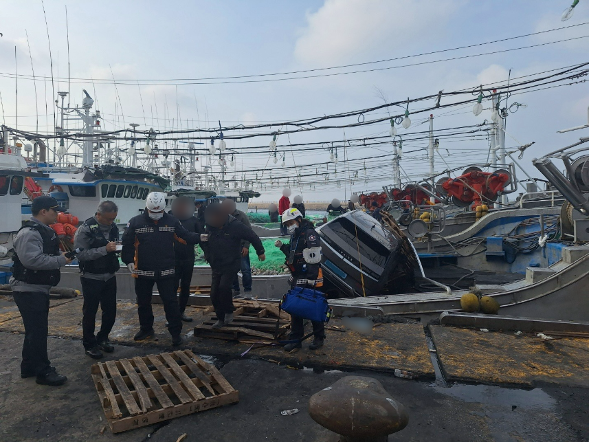 오늘(11일) 오후 제주시 한림항에서 발생한 차량 돌진 사고 현장 (제주소방안전본부 제공)