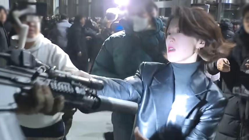 계엄군의 총구를 낚아채려 하는 안귀령 (사진,<a href=