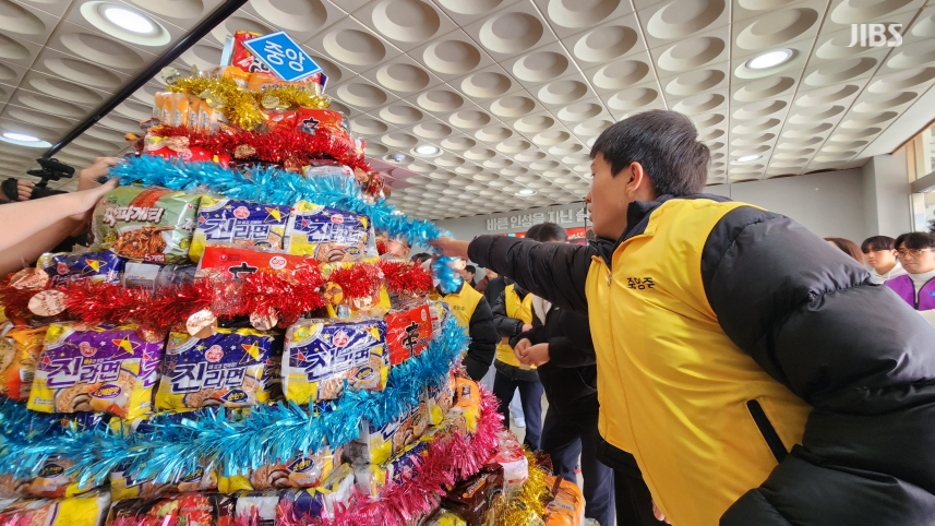 오늘(22일) 제주 중앙중학교 학생들이 '라면 크리스마스트리'를 만드는 모습.