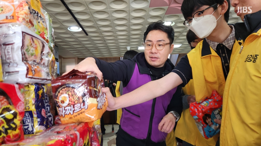 오늘(22일) 제주 중앙중학교 학생들이 '라면 크리스마스트리'를 만드는 모습.