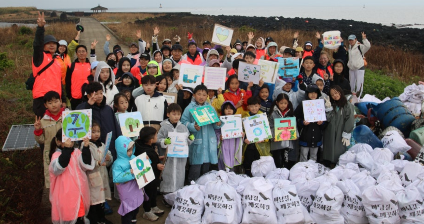 지난 4월 5일 식목일 시즌4 참가자들이 비양도에서 참가자들이 기념촬영을 하고 있다.(제주올레 제공)