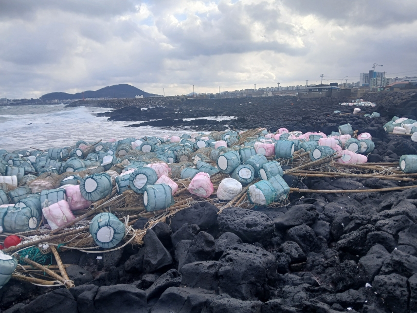 해안가에 밀려든 해양쓰레기 대부분이 스티포롬 폐어구들이다.