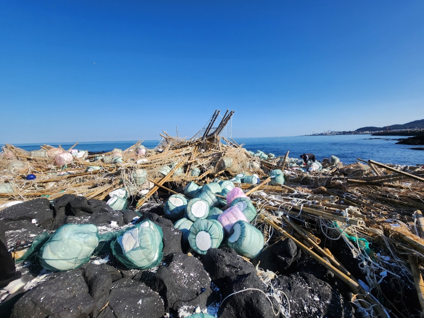 제주시 화북동 해안가에 밀려든 해양쓰레기 