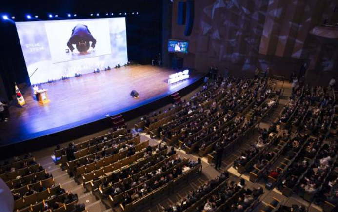 김동연 경기도지사가 어제(2일) 경기아트센터에서 열린 자신의 출판기념회에서 청중에 큰절을 올리는 모습 (사진, 더봄출판사)