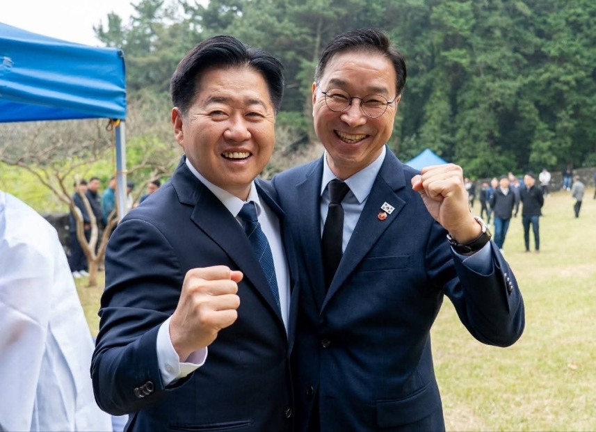 오영훈(왼쪽) 제주지사가 오늘(12일) 위성곤 의원과의 만남을 알리며 SNS에 올린 사진 (사진, 오영훈 지사 SNS)