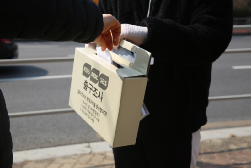 <b>출구조사</b>는 먼저 나온다…이번엔 끝까지 봐야 한다