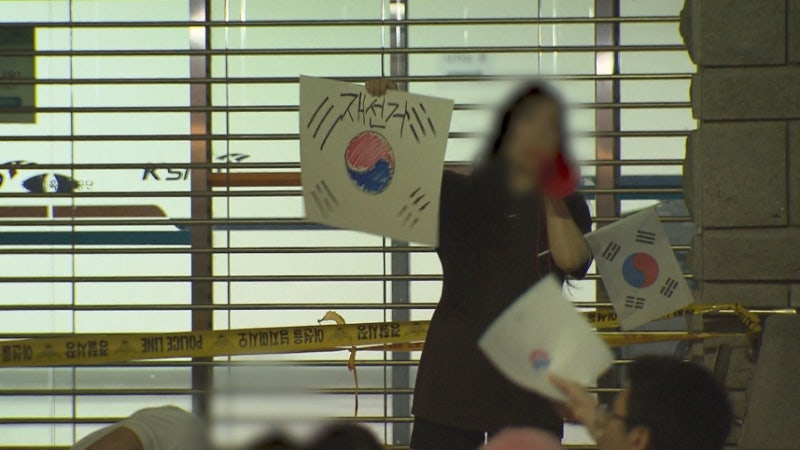 경찰, 잠실 개표소 진입 시도.. 시위 참가자 대치