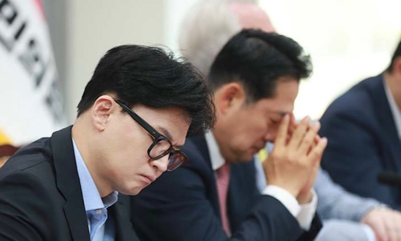 한동훈이 따른 술잔 받은 장동혁… 빈소서 마주 앉은 세 사람의  20분