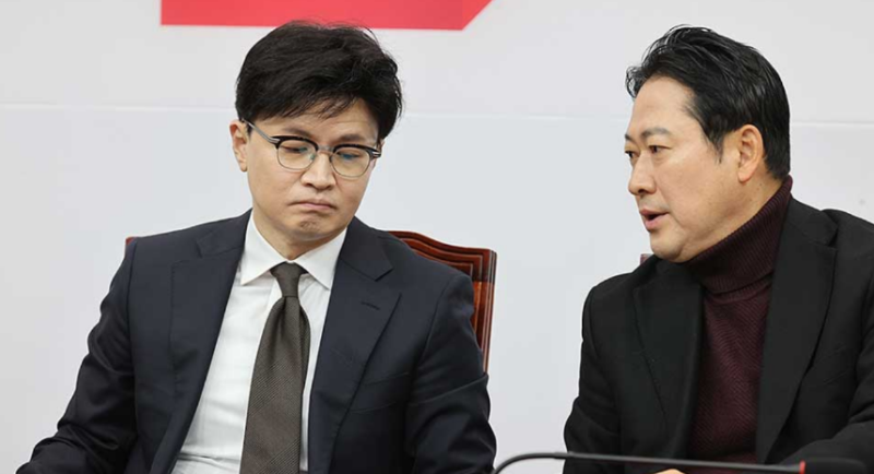 한동훈 ‘20분 조문’ 뒤 후폭풍… “존재의 가벼움” vs. “저질스럽다”