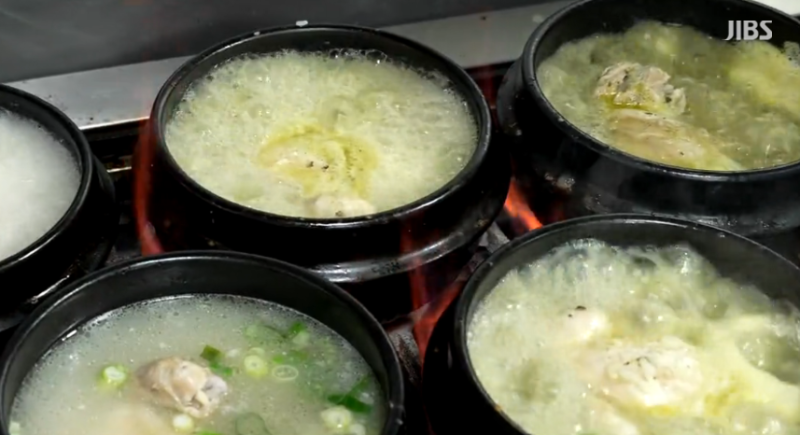 찹쌀값은 내렸는데 삼계탕은 1만 8,000원… 복날 밥상, 식당 문턱은 더  높아졌다
