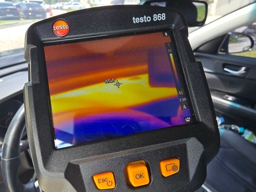 열화상 카메라로 차량 내부를 측정한 결과 85.5℃까지 온도가 오른 모습 (한국도로교통공단 제공)