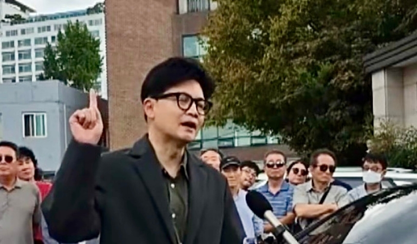 한동훈 무소속 의원이 취재진의 질문에 답하고 있다. (유튜브 캡처)
