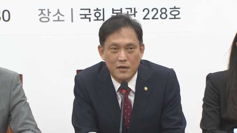 '전두환 내란 아냐' <b>발언</b> 일주일.. 이번엔 "<b>부엉이 바위</b>로 긁혔나"