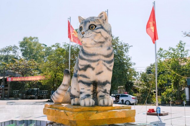 베트남의 12간지에는 우리나라와 달리 토끼가 없고 고양이가 있다. 베트남의 한 지역에 2023년 ‘고양이의 해’를 기념하는 거대한 고양이상이 세워져 있다.