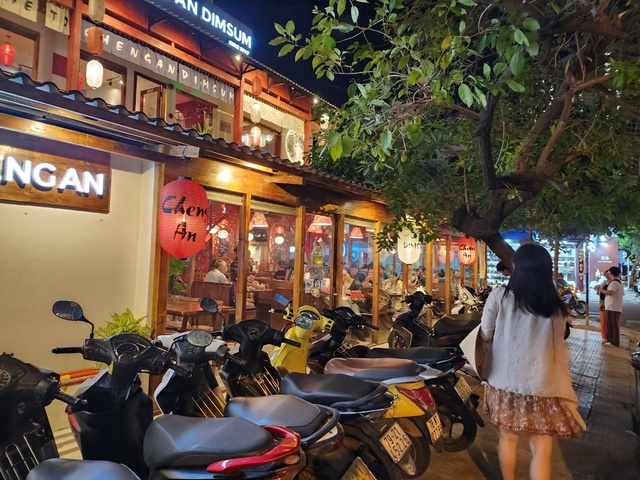 저녁 시간대 베트남의 한 식당 전경. 이곳에선 퇴근 후 각얼음을 가득 넣은 맥주를 마시는 사람들을 자주 볼 수 있다.