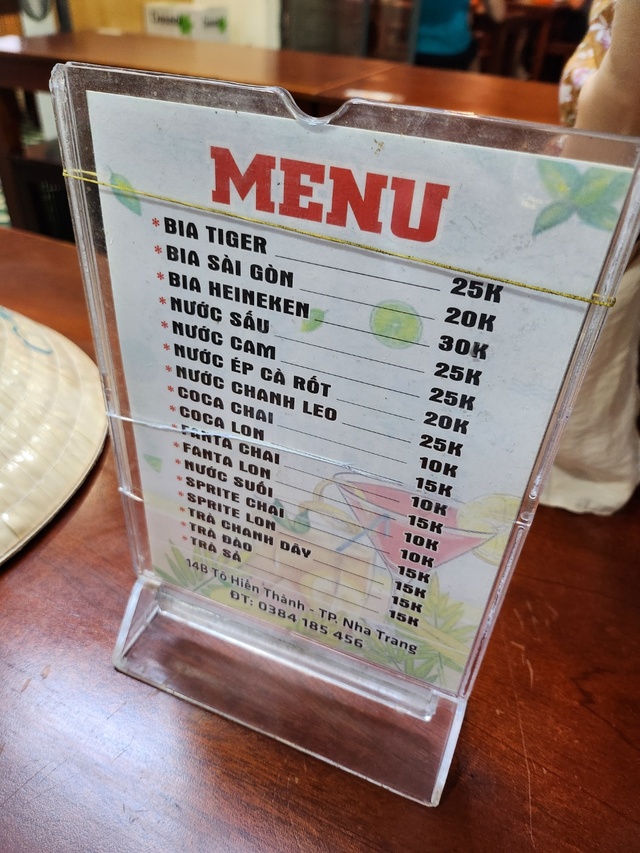 베트남의 한 식당 테이블에 놓여 있는 메뉴판. 두번째줄 ‘비아사이공’ 한 캔의 가격이 2만동, 우리돈으로 1000원대에 불과하다.