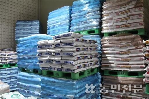 중국산 인산이암모늄(DAP) 반입 여부를 놓고 정부와 비료업계 간 말이 달라 파장이 일고 있다. 사진은 한 창고에 무기질비료가 보관돼 있는 모습. 농민신문DB