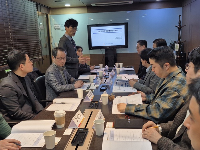 漢頓·唐賈管理委員會（Hondon Donja Management Commistity）在“豬肉消費激活和漢頓工業發展策略討論”的“豬肉消費激活和漢頓工業發展戰略討論”中，該委員會向與會者解釋了這一事件。