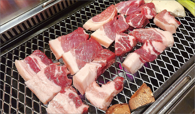 濟州市的一家豬肉餐廳烤木炭的木炭。
