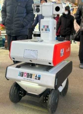 전통시장을 순찰하며 화재 위험을 감지 중인 AI 로봇. 서울시