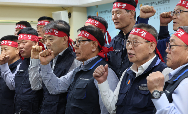 8일 서울 강남구에서 열린 전국자동차노조연맹 지역 대표자 회의에서 참석자들이 구호를 외치고 있다.연합뉴스