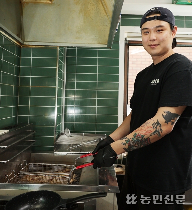 서울 용산구 이태원동에 있는 식당‘프라이비’에서 송상민 대표가 닭고기를 튀기고 있다.