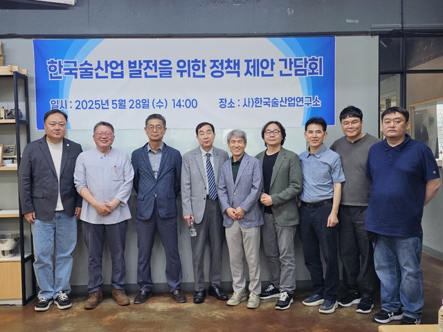 이승훈 백곰우리술연구소 대표(사진 왼쪽부터 , 정제민 한국와인생산협회장, 이한상 한국증류주협회 사무국장, 박경준 더한주류 고문, 염성관 서울탁주 상무, 이인기 한국수제맥주협회장, 이석현 한국베버리지마스터협회장, 류인