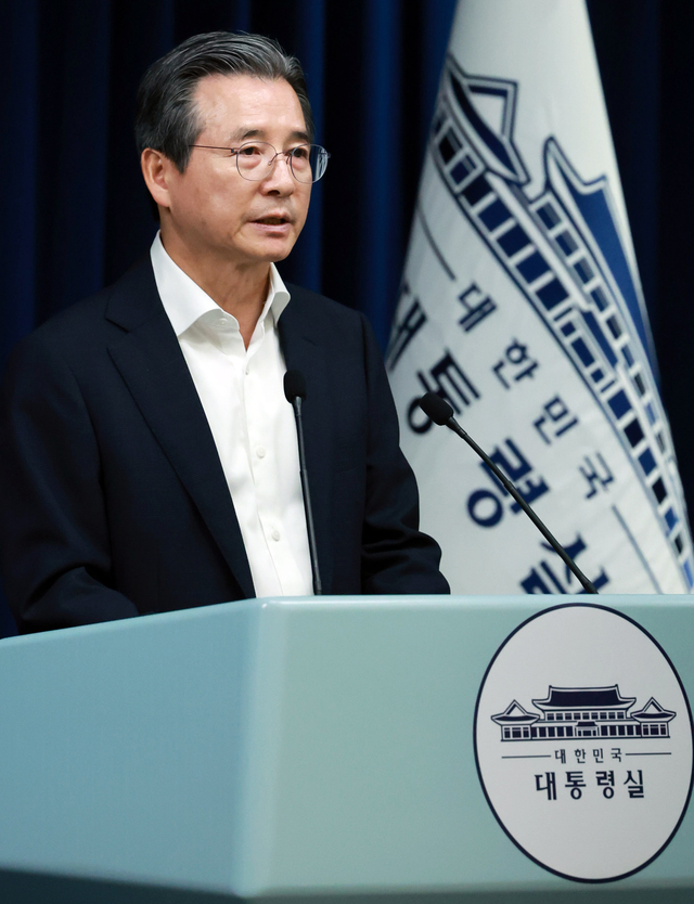 김용범 대통령실 정책실장이 31일 서울 용산 대통령실 청사에서 한미 관세 협상 타결과 관련해 브리핑을 하고 있다. 연합뉴스