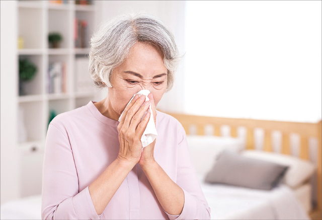 호흡기질환과 감기에 걸리기 쉬운 환절기엔 미리 예방접종을 해두는 것이 좋다. 클립아트코리아