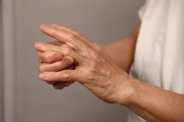 손떨림 현상은 단순한 노화가 아니라 파킨슨병의 전조 증상일 수 있다. 사진은 기사의 특정 사실과 관련 없음. 클립아트코리아