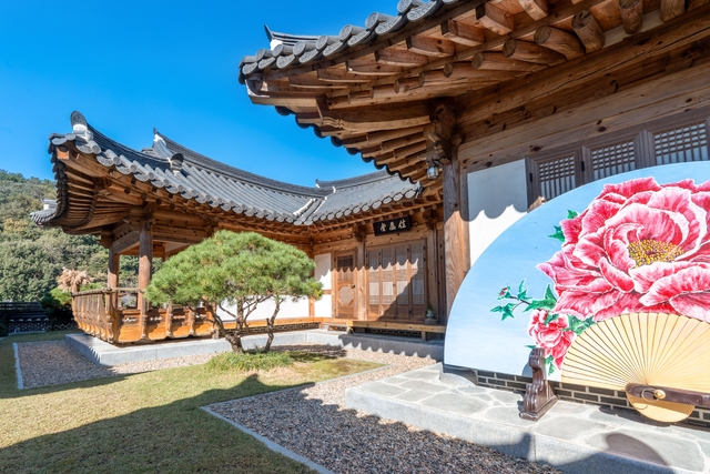 올해 한국 민밥업 우수 숙소로 선정된‘가영당 한옥문화 스테이’는 한국 소나무와 황토 문화를 느낄 수 있는 전통 가옥이다.한국관광공사