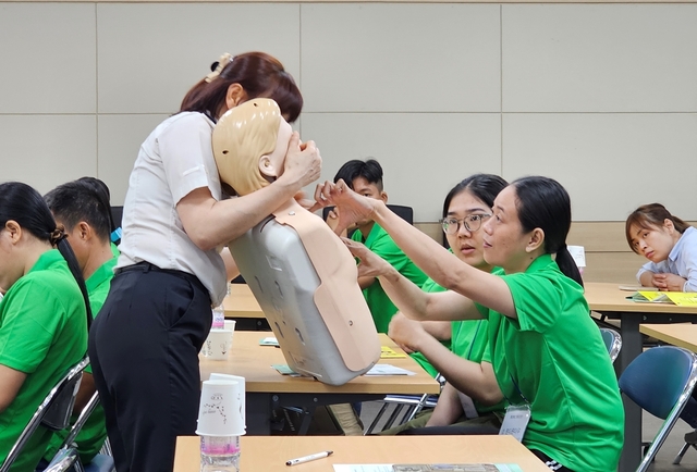 전남 해남군(군수 명현관)과 지역농협이 내년 공공형 계절근로자 사업을 확대하며 인력난 해소에 나선다.사진은 안전교육에 참여하고 있는 해남지역 베트남 계절근로자.해남군