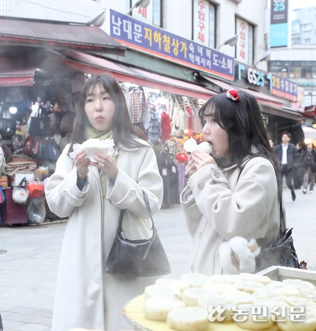 왕만두를 맛보는 손님들.뜨거운 김이 나는 왕만두를 입으로 호호 불며 먹는다.백승철 프리랜서 기자